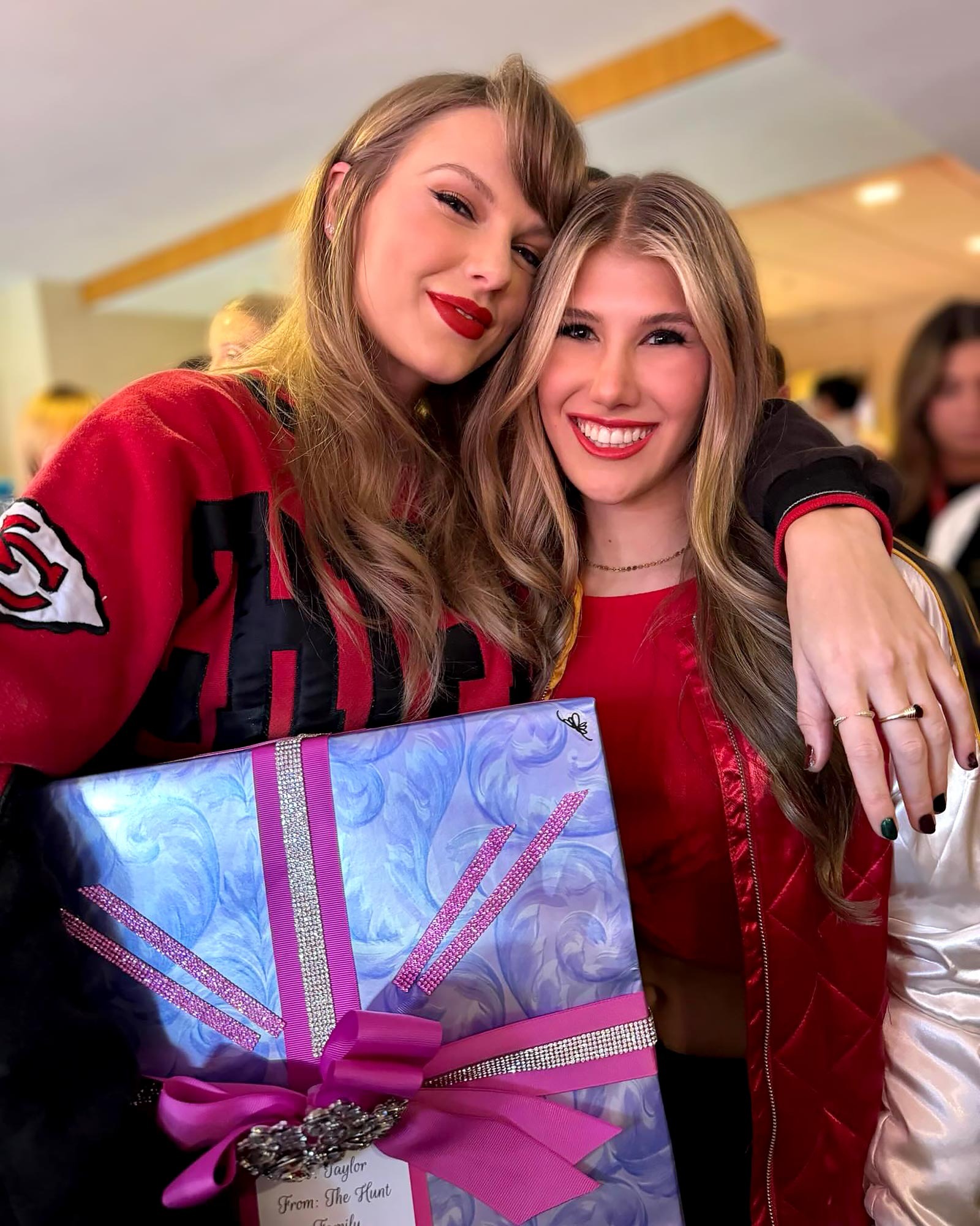 Voyez ce que la famille du propriétaire des Kansas City Chiefs a offert à Taylor Swift