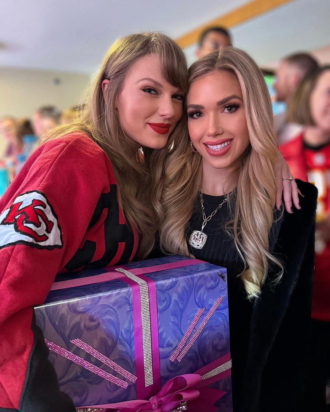 Voyez le cadeau coûteux que les héritières des Chiefs de Kansas City, Gracie et Ava Hunt, ont offert à Taylor Swift