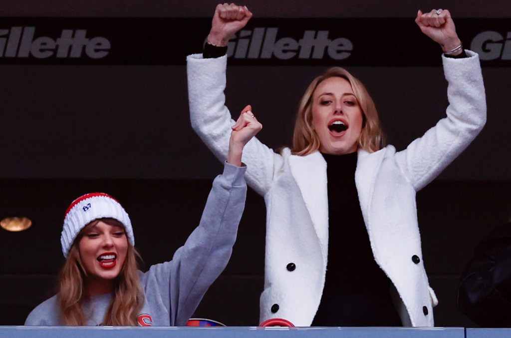 Taylor Swift et Brittany Mahomes sont ‘Jumelles & Gagnantes’ dans les nouvelles photos du jeu des Chiefs