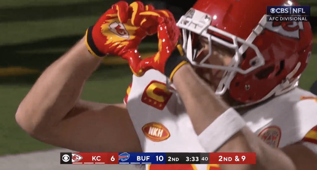 Travis Kelce rend hommage tendrement à Taylor Swift avec une célébration de touchdown lors du match Chiefs contre Bills