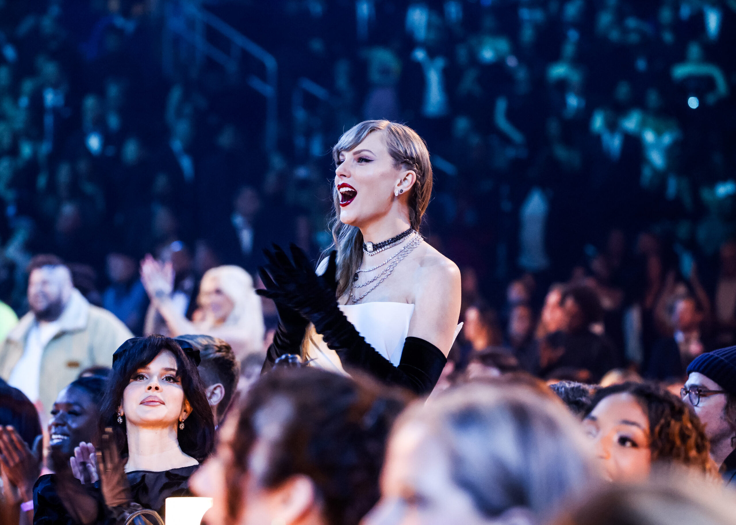 Taylor Swift danse sur la performance d’Olivia Rodrigo aux Grammys 2024, écrase les rumeurs de querelle