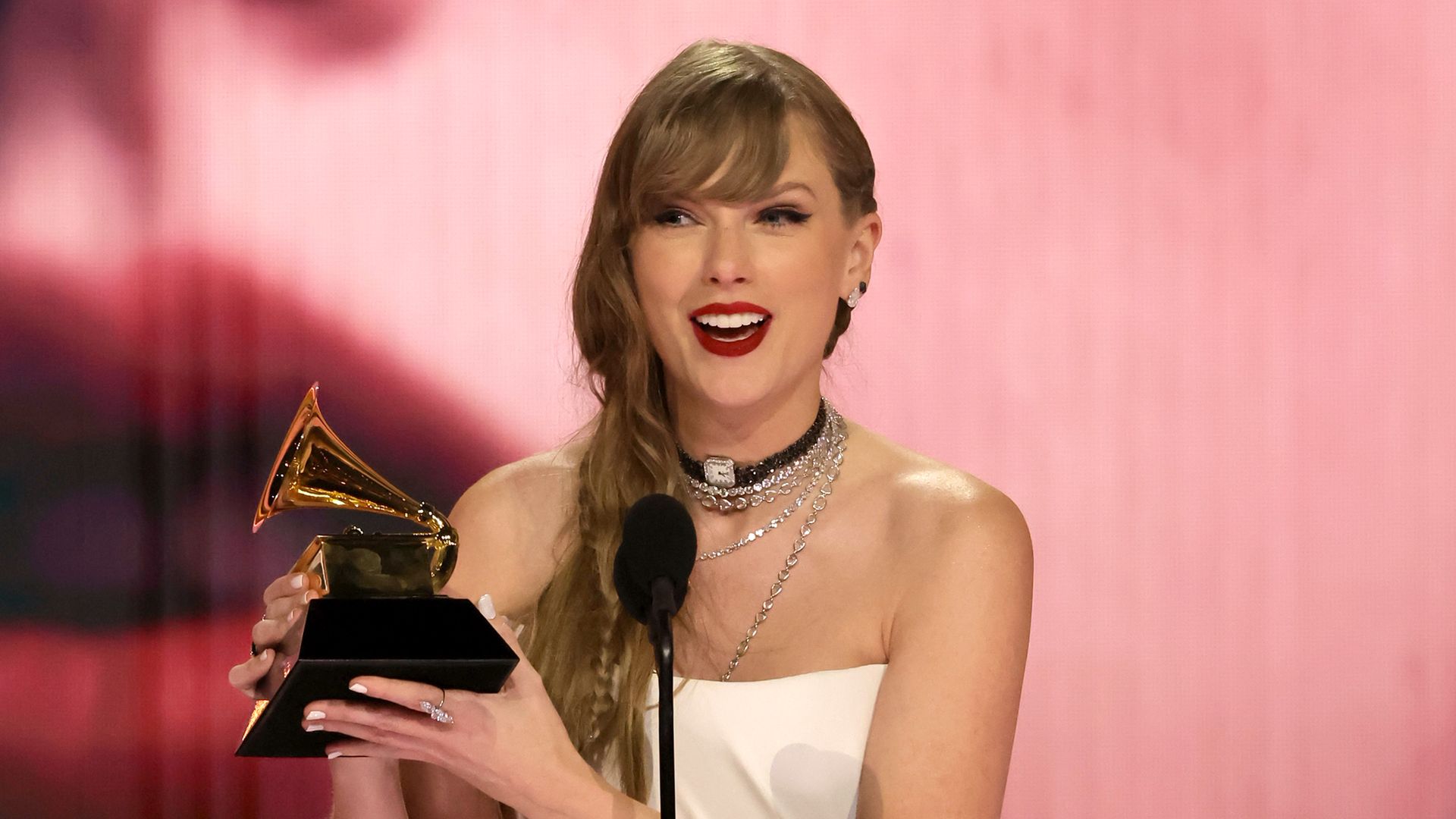 Taylor Swift bat le record du Grammy avec l’album “Midnights”!