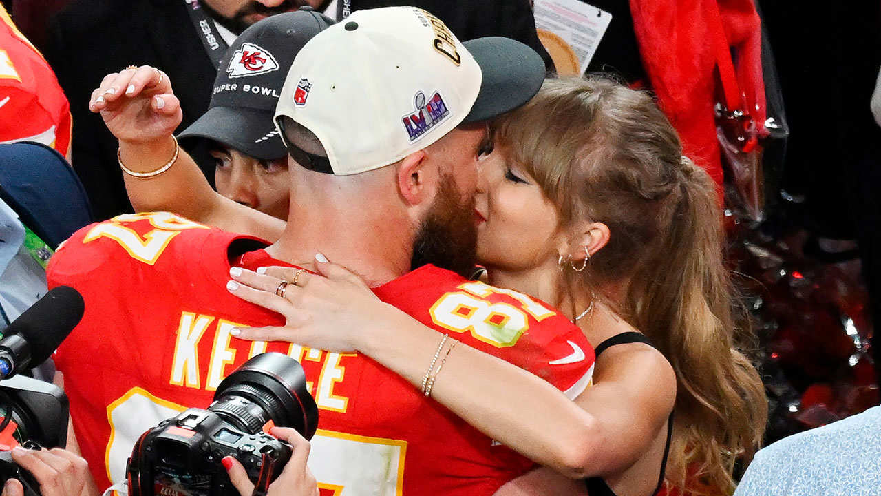 Le baiser viral de Taylor Swift et son petit ami, Travis Kelce, au Super Bowl