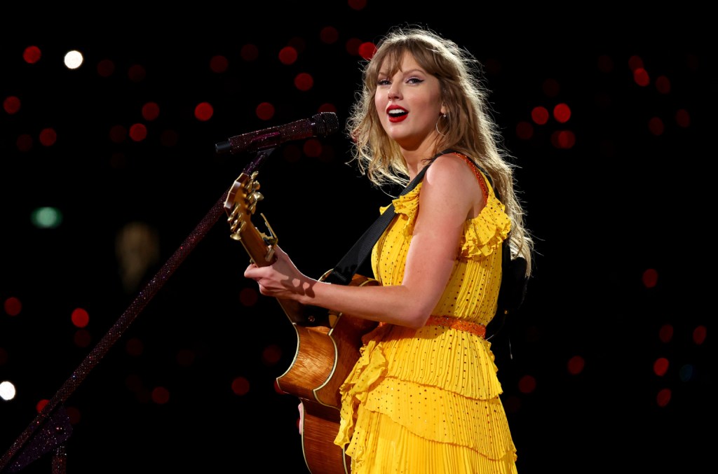 Taylor Swift dévoile en direct à Melbourne le mashup ‘Getaway Car’, ‘August’ & ‘The Other Side of the Door’: Regardez