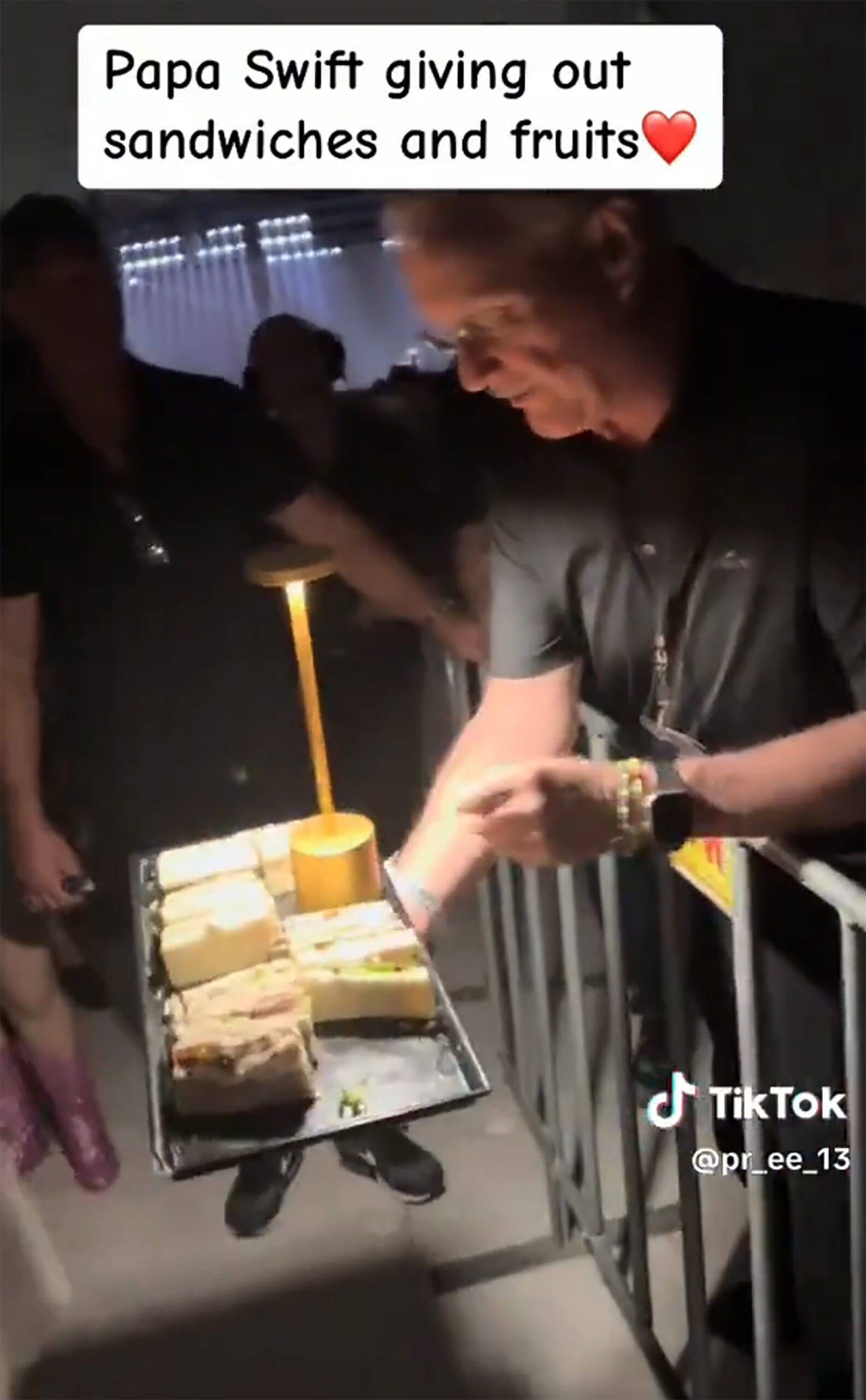 Le père de Taylor Swift distribue des sandwichs aux fans en plein milieu du concert de la tournée Eras à Sydney