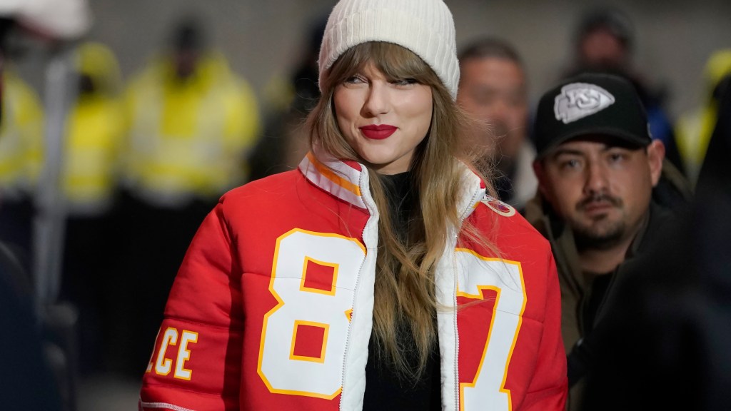 Taylor Swift réagit aux adorables costumes à thème Travis Kelce lors du spectacle Eras Tour à Melbourne